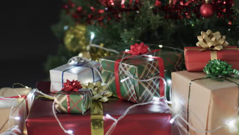 video de árbol de navidad con regalos y luces de hadas con espacio de copia