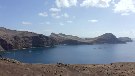 Barcos-Blancos-Anclados-En-El-Océano-Azul-De-La-Isla-De-Madeira-En-Portugal