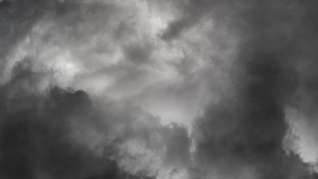 어두운 구름과 번개에서 천둥의 전망