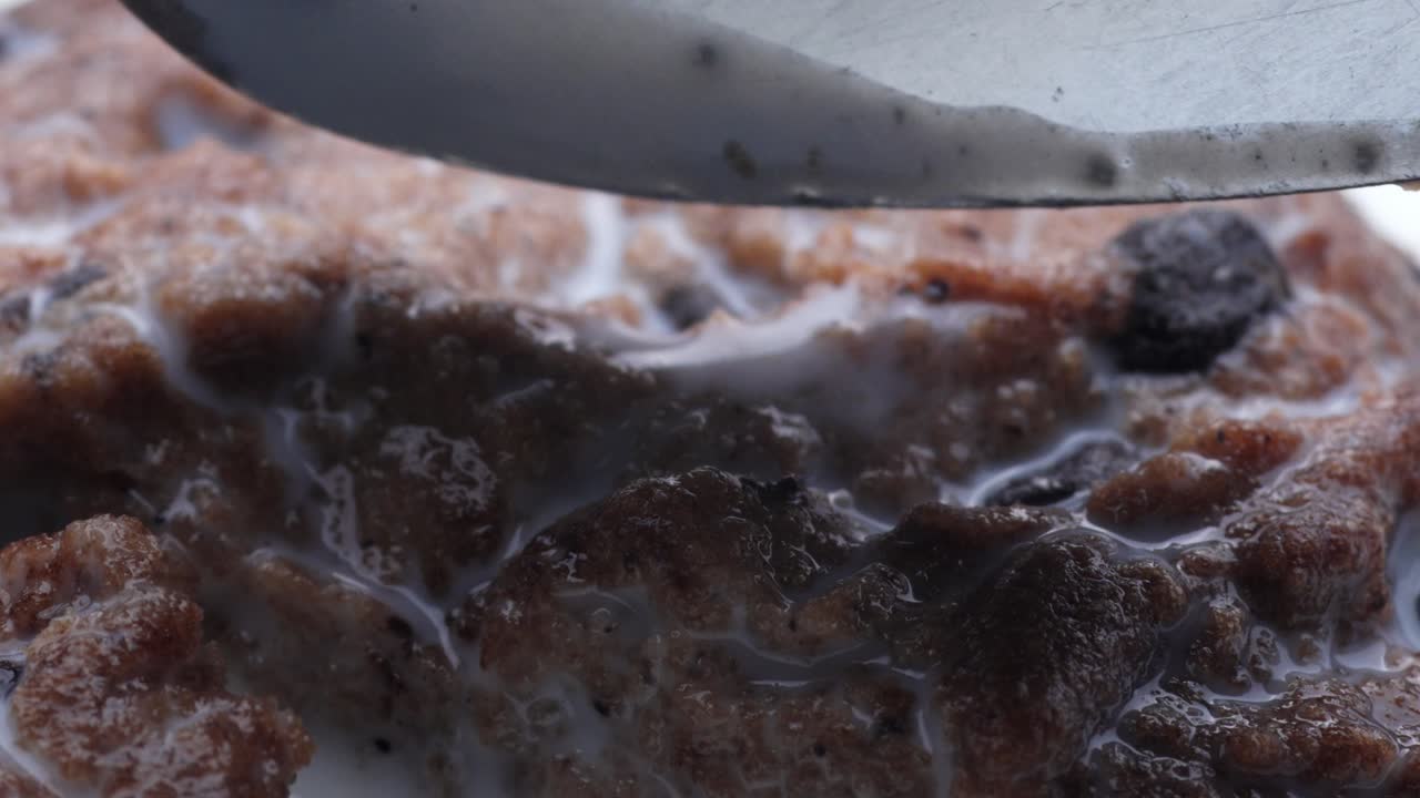 우유에 은 쿠키의 클로즈업, 따뜻함과 향수를 불러일으킨다