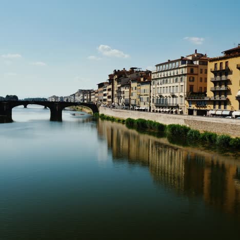 Arno-Fluss-Mit-Brücke