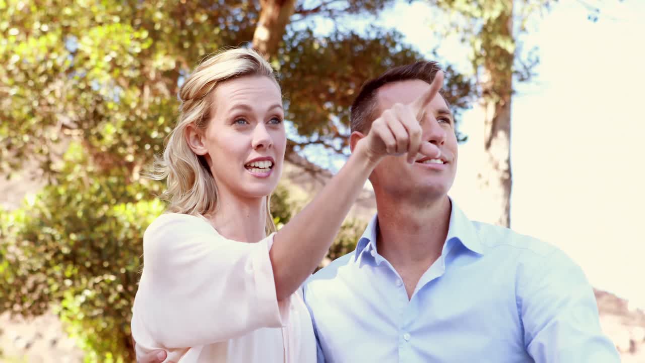 풍경을 가리키는 날짜에 앉아 있는 커플