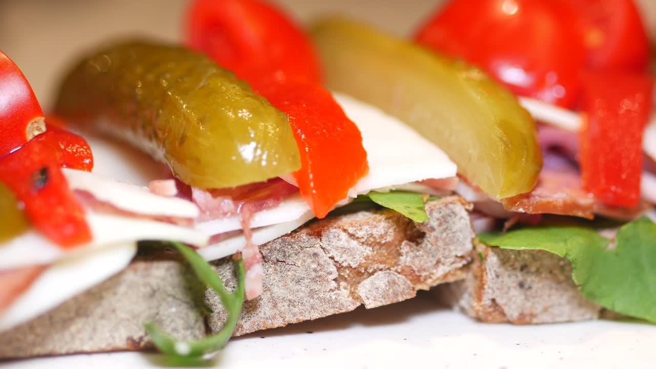 un primer plano de los deliciosos sándwiches.