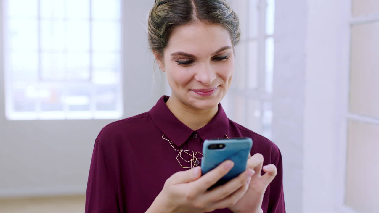 teléfono, oficina y redes de mujeres creativas