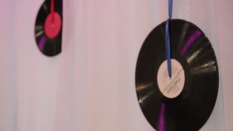 decoración de discos de vinilo colgados