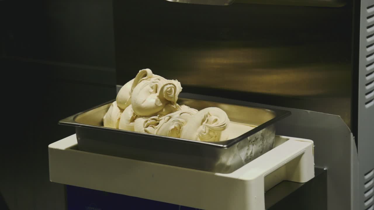Cuplikan pembuatan es krim gelato, dengan sebagian proses menggunakan mesin dan mengeluarkan bahan dengan lembut