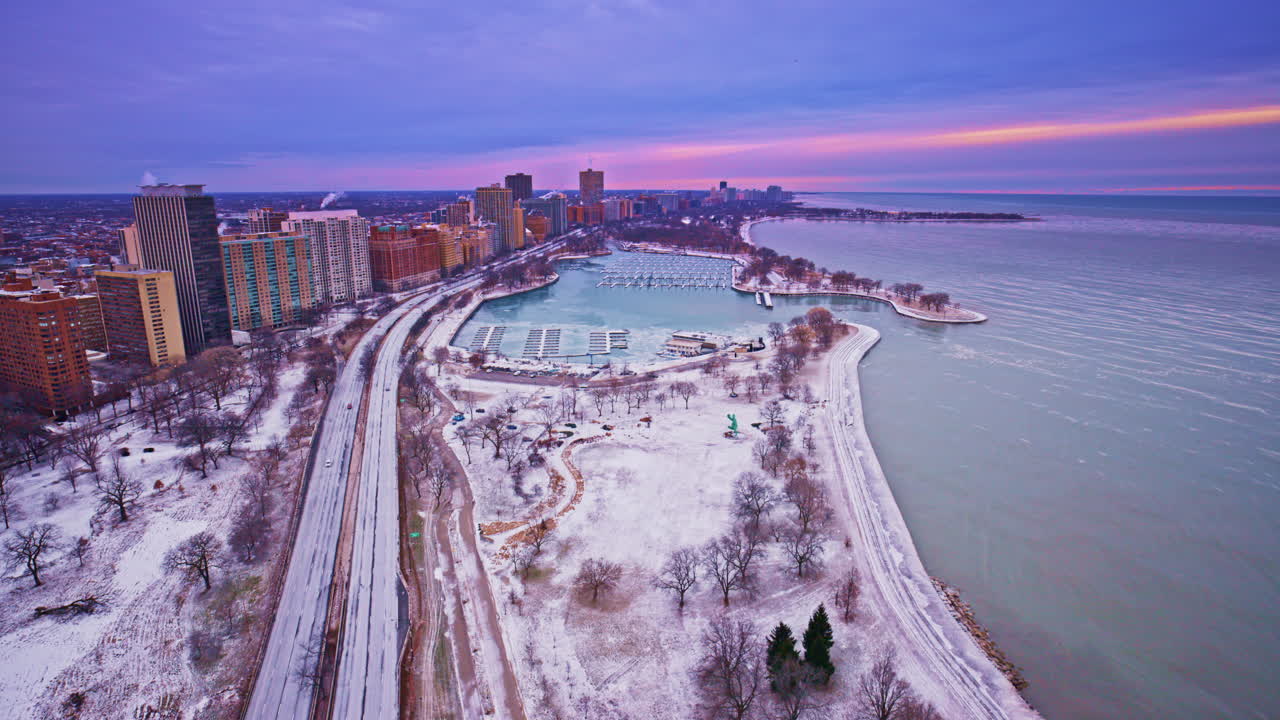 Vue aérienne cinématographique du Loop de Chicago à la première lumière de l'hiver.