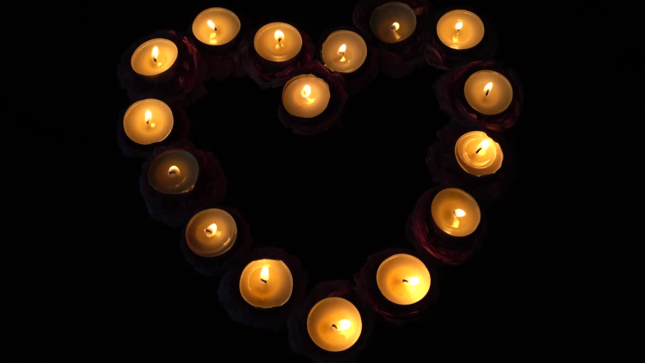Rose e candele a forma di cuore.