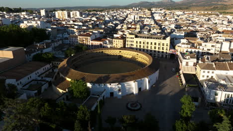 Panorama-Aéreo-De-La-Plaza-De-Toros-En-La-Antigua-Ciudad-Española-De-Ronda,-Provincia-De-Málaga,-España