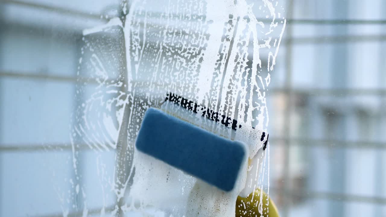 비누 와 스폰지 로 창문 을 청소 하는 것