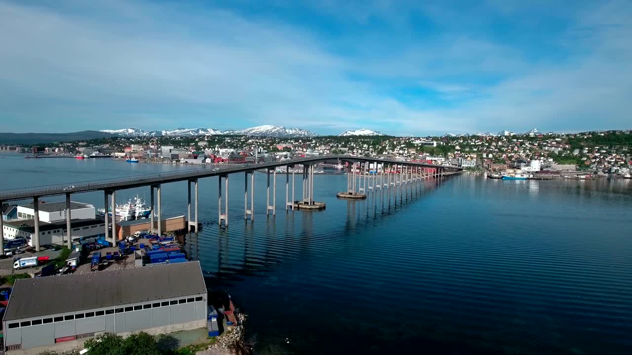 puente de la ciudad de tromsø, noruega