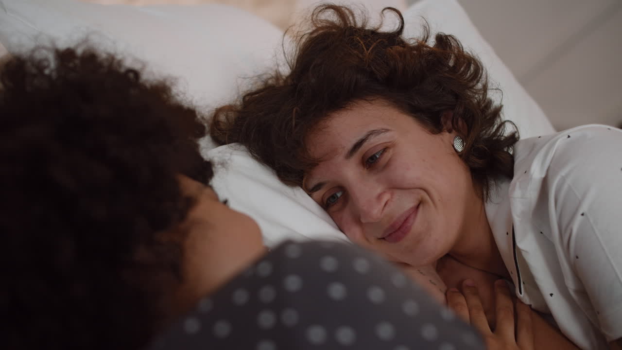 Belle donne sdraiate sul letto