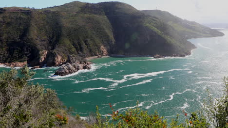 Ein-Wunderschöner-Sommertag-Mit-Blick-Auf-Die-Knysna-Heads-Von-Einem-Aussichtspunkt-Auf-Den-Indischen-Ozean,-Coney-Glen-Und-Die-Mündung