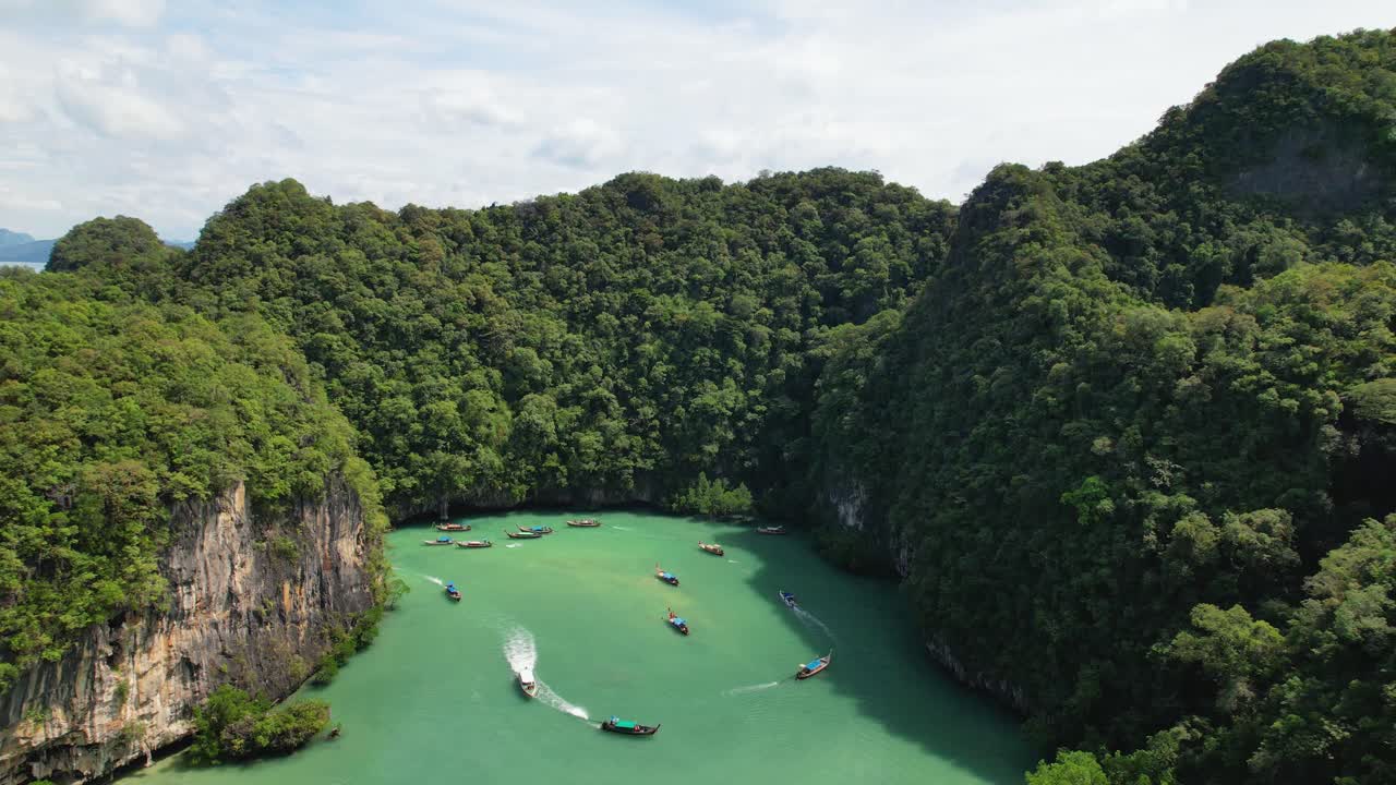 video de drones en 4k de barcos navegando alrededor de la laguna de hong, que se encuentra dentro de las islas hong en tailandia