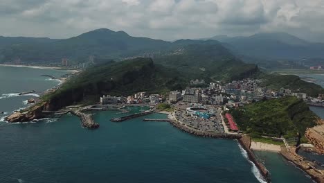 Yehliu-Geopark,-Nordküste-Der-Insel-Taiwan,-Erstaunliche-Luftaufnahme-Der-Küste-Und-Des-Kaps-Mit-Erodierten-Kalksteinfelsen