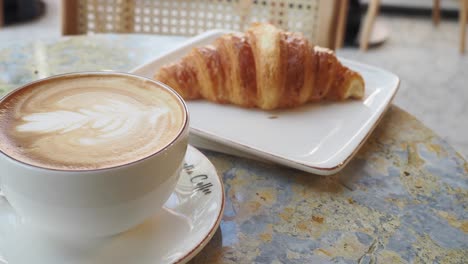 latte y croissant