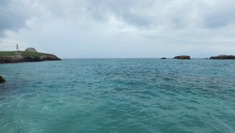 Toma-Aérea-De-La-Playa-Y-Formaciones-Rocosas-De-La-Isla-Larga,-Islas-Marietas,-Nayarit,-México.