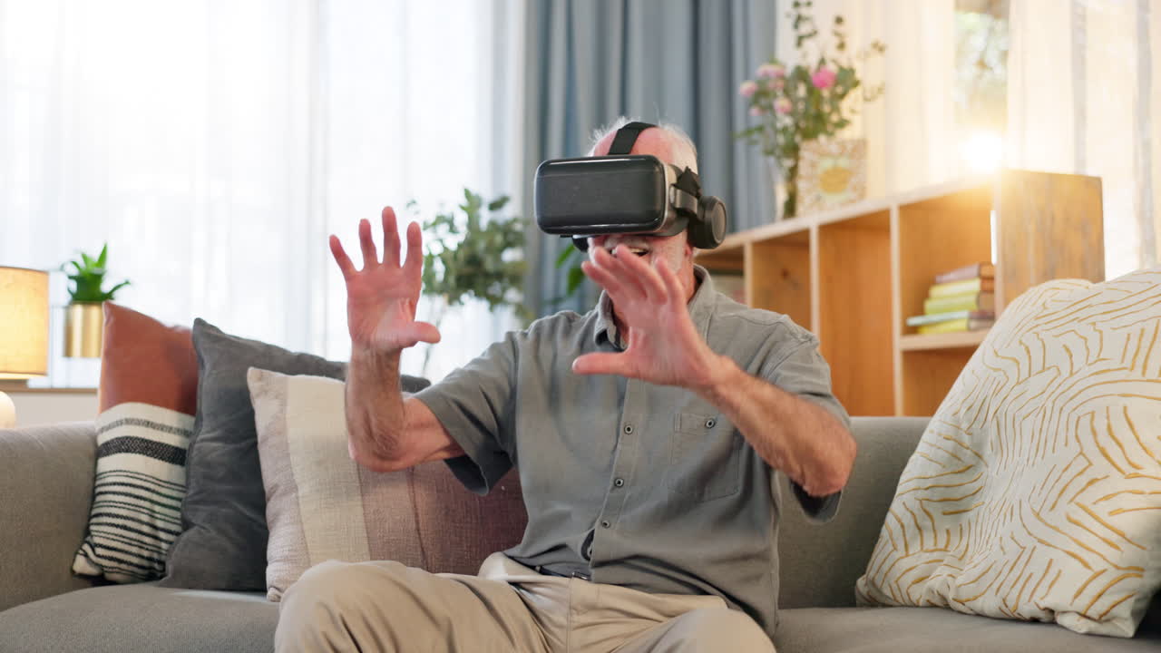 Uomo anziano che sperimenta la realtà virtuale a casa