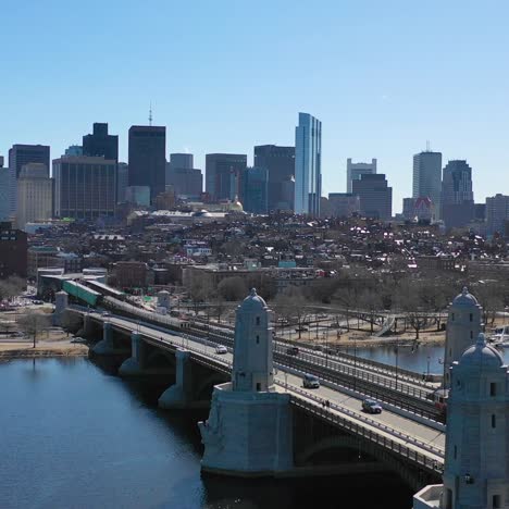 Antenne-Zur-Einrichtung-Der-Skyline-Der-Stadt-Von-Boston,-Massachusetts-Mit-Longfellow-Bridge-Und-U-Bahn-Überquerung-5