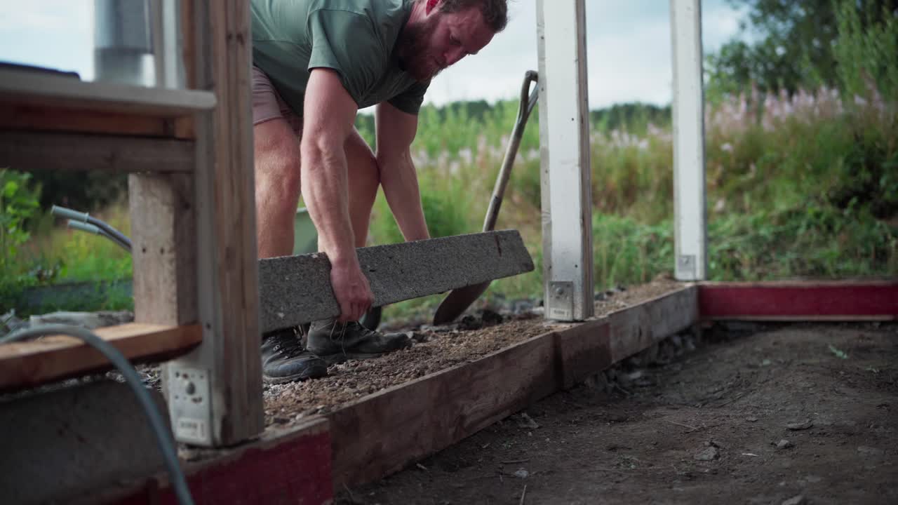 un hombre está construyendo un invernadero en indre fosen, condado de trondelag, noruega - de cerca
