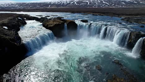 Drone-Volando-Sobre-El-Norte-De-Islandia-Godafoss-Cascada-En-Primavera