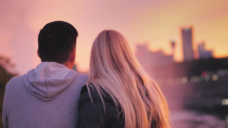 Pareja-Multiétnica-Viendo-Las-Famosas-Cataratas-Del-Niágara-Disfrutando-De-Una-Hermosa-Atardecer