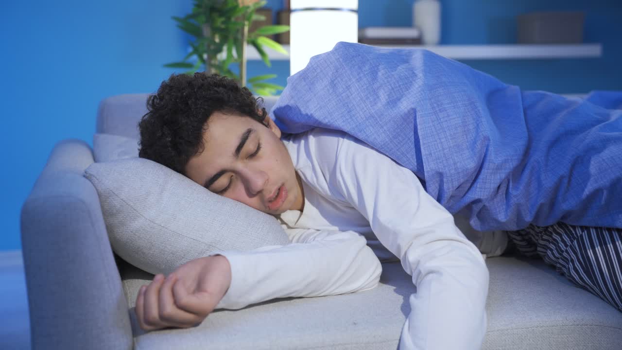 un chico cansado y perezoso roncando.