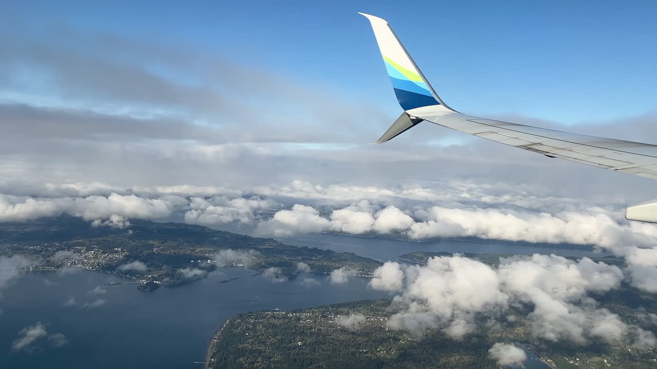 alerones en la punta del ala del avión por encima de las nubes durante el descenso en seattle