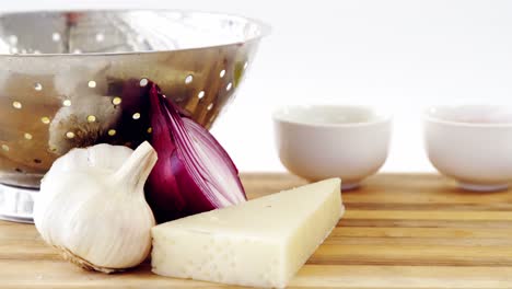 치즈, 양파, 마늘과 콜란더