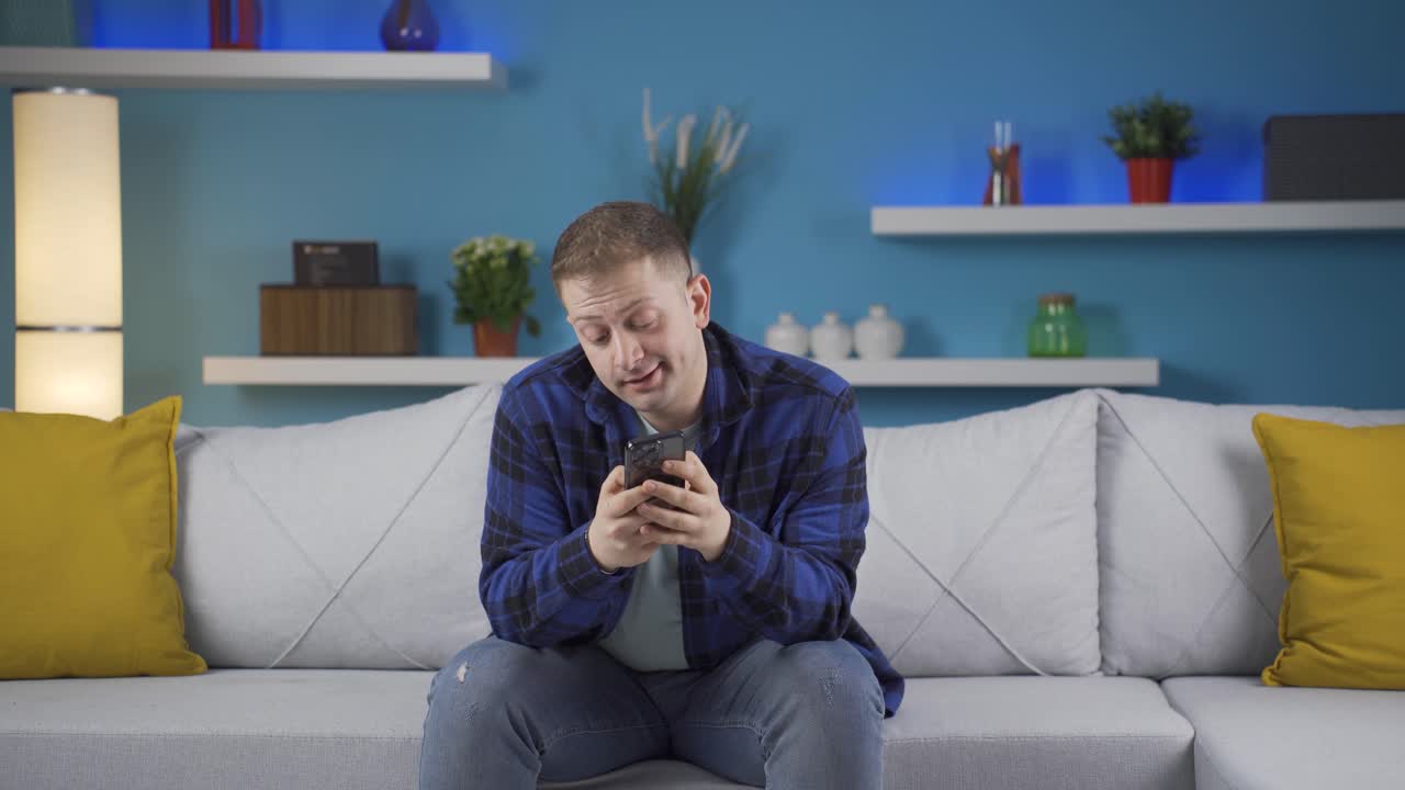 헤어지는 문자를 받는 남자는 화가 난다.