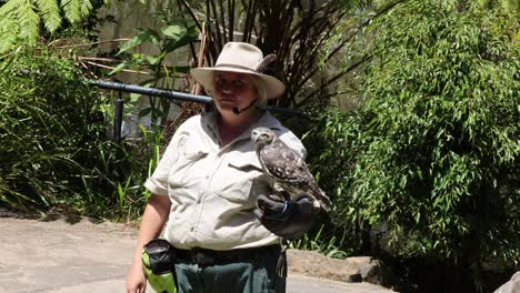 persona que interactúa con un pájaro en un entorno natural