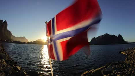 Norwegen-Flagge.-Schöne-Natur-Norwegen-Naturlandschaft.