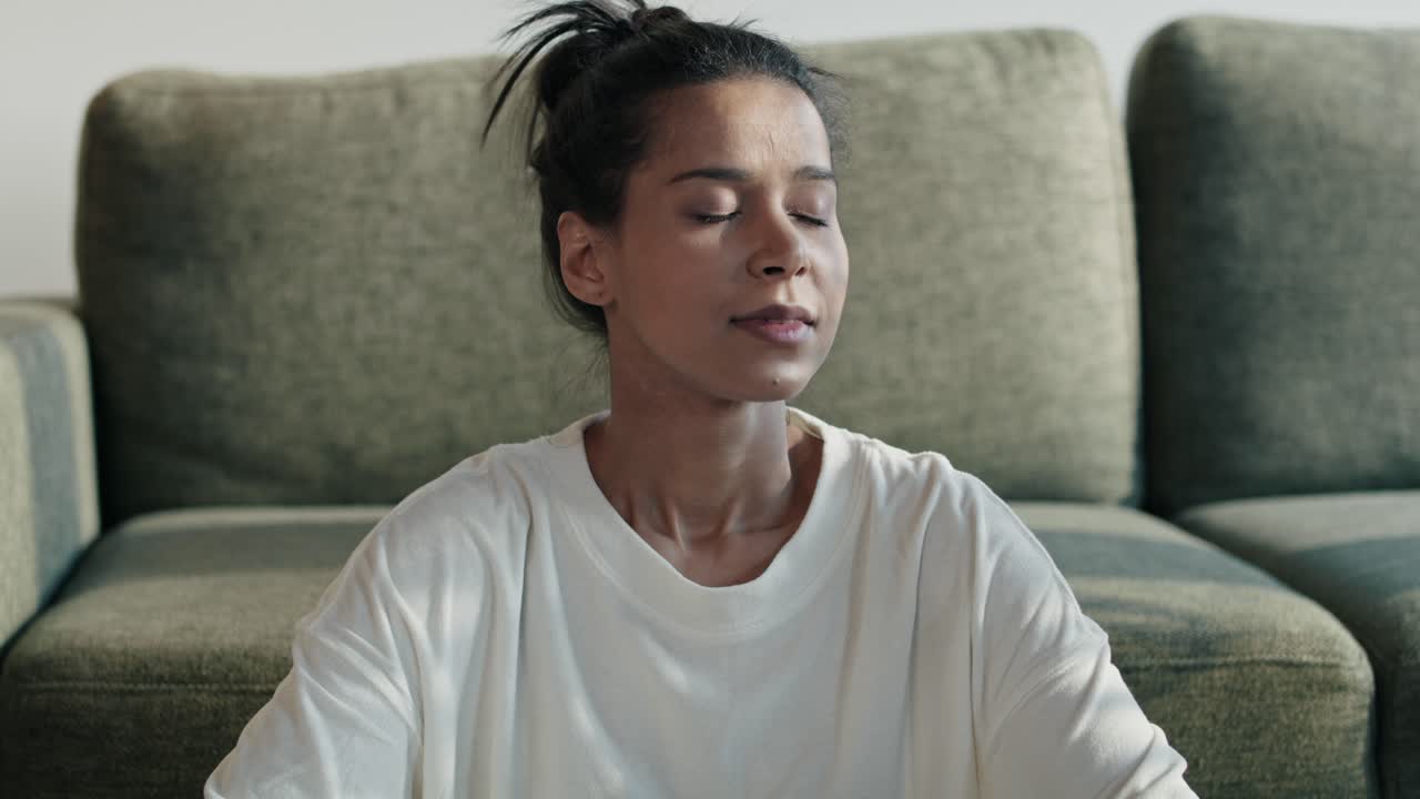 concentra a la mujer meditando en casa con los ojos cerrados.