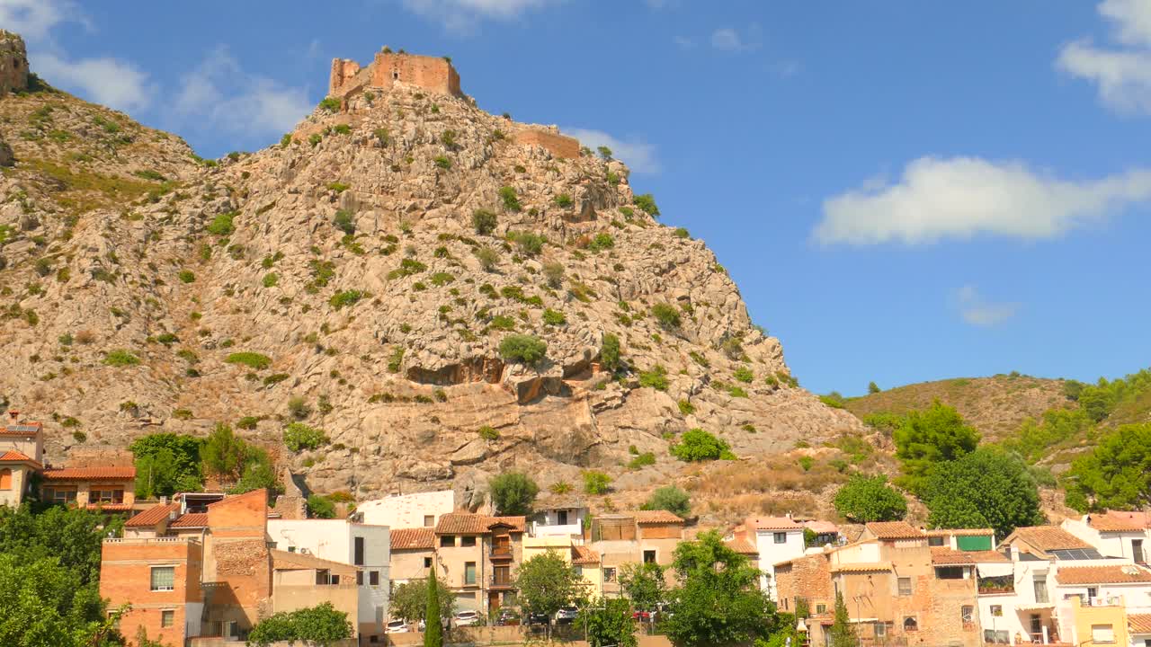 viejo pueblo típico español en una zona montañosa en borriol, españa