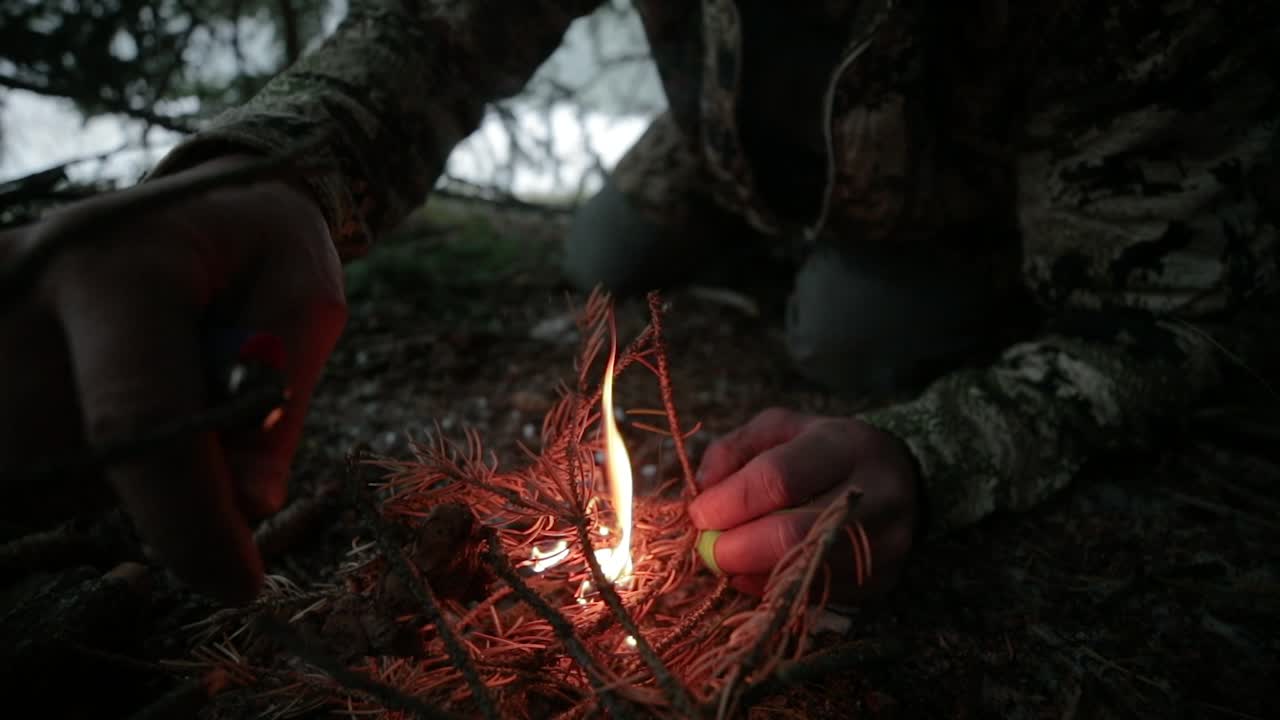 Des chasseurs allumant un feu pour se réchauffer en hiver dans le Montana.