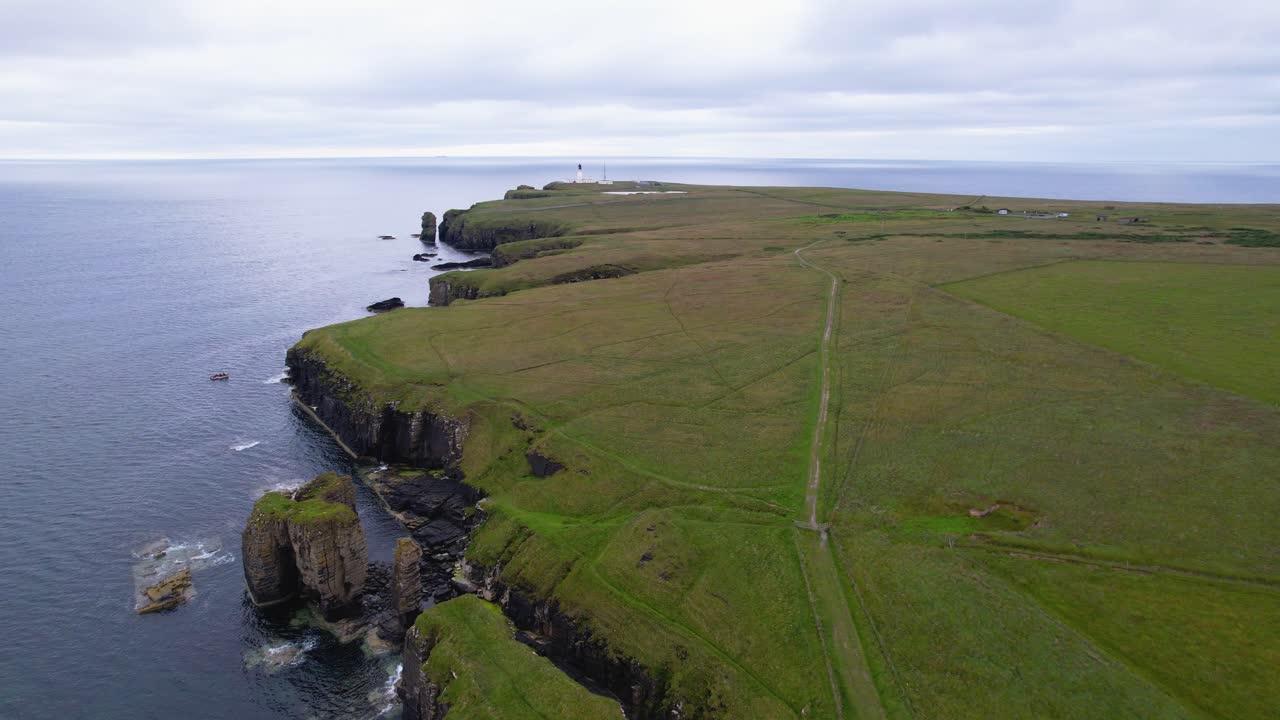 la escarpada costa escocesa con acantilados, campos de hierba y el mar abierto, vista aérea