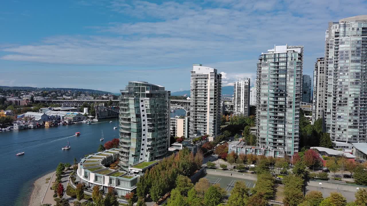 밴쿠버 시내의 건물들의 드론, 가짜 하천, 해변, 건물, 다리, 파란 하늘