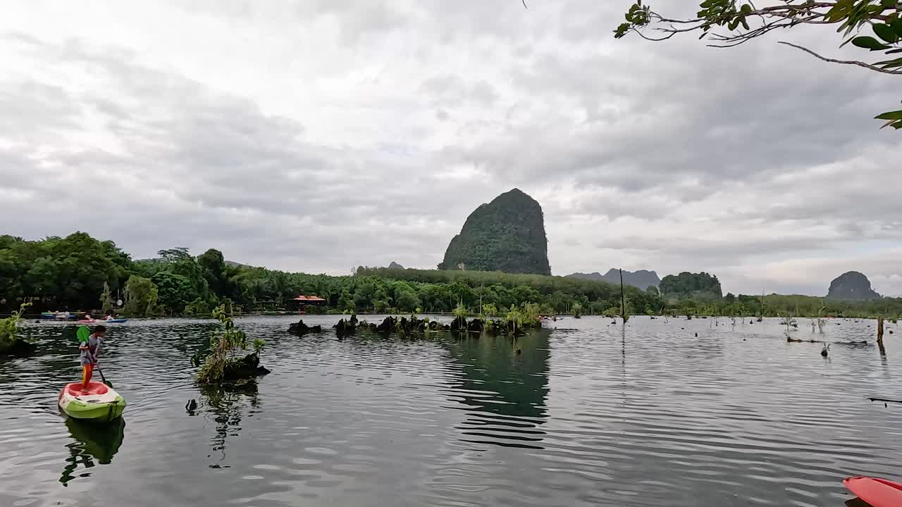 kayakers exploran el pintoresco canal en krabi, tailandia