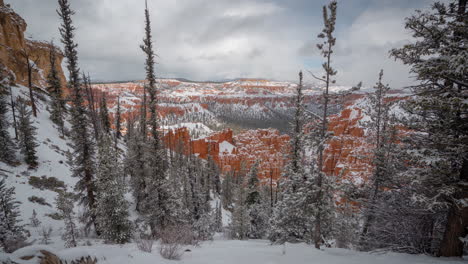 Timelapse,-Parque-Nacional-De-Bryce-Canyon-En-Invierno,-Mirador,-árboles-Nevados-Y-Valle-De-Arenisca-De-Roca-Roja