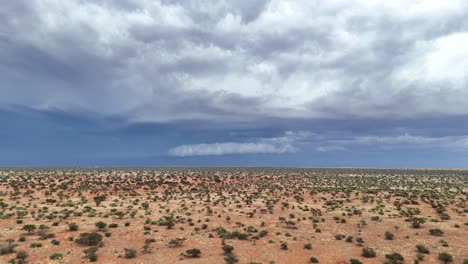 Imágenes-Aéreas-Que-Descienden-Lentamente-Muestran-Una-Tormenta-Acercándose-Al-Paisaje-Del-Sur-Del-Kalahari.