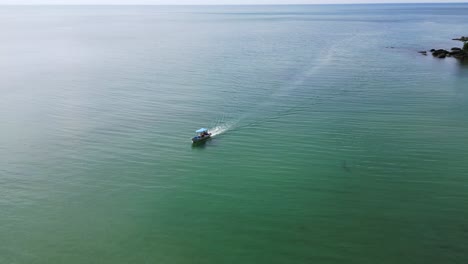 barco de excursión para turistas