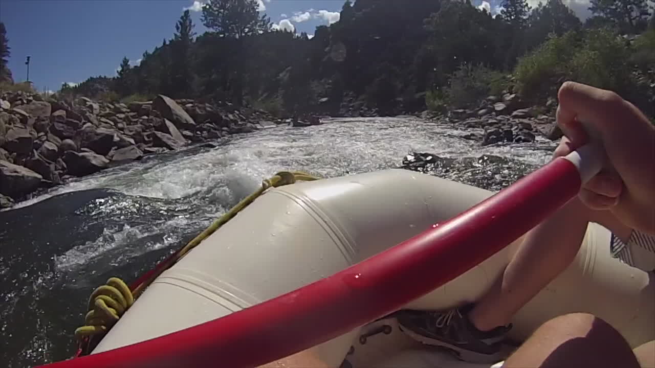 Záběr GoPro z pohledu první osoby na raftu pro divokou vodu v Coloradu