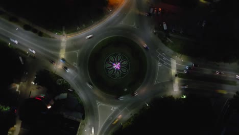 vista aérea del lapso de tiempo de la carretera de circunvalación con coches circulares por la noche en una pequeña ciudad europea