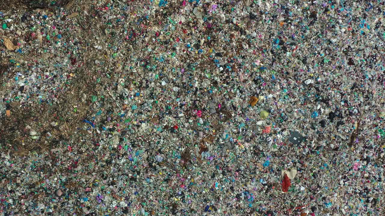 거대한 공개 및 비위생적 인 쓰레기 매립지, 불법 쓰레기 장소에 걸쳐 분류되지 않은 고체 폐기물의 거대한 어리, 공중 수직 상단 아래로 보는 가난한 폐기물 관리를 포착합니다.