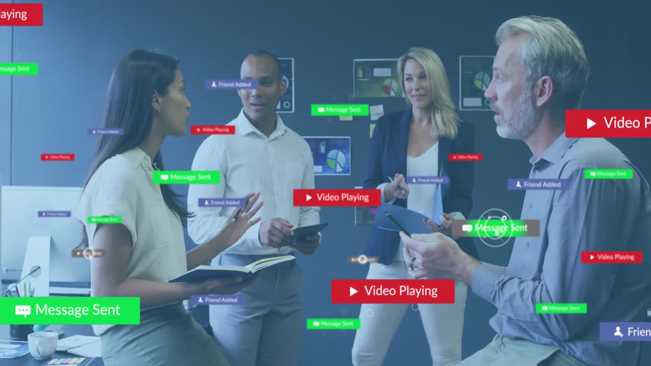 소셜 미디어 아이콘의 애니메이션과 사무실에서 다양한 비즈니스 사람들에 대한 데이터 처리