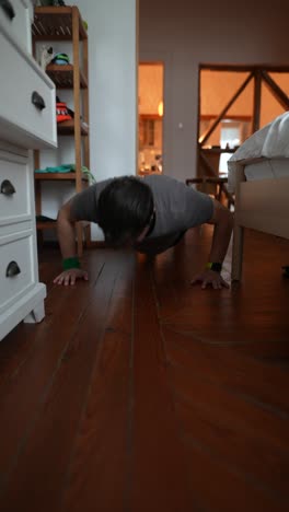 hombre haciendo flexiones en casa