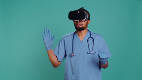 Médico-Con-Gafas-De-Realidad-Virtual,-Paciente-Operando-Remotamente