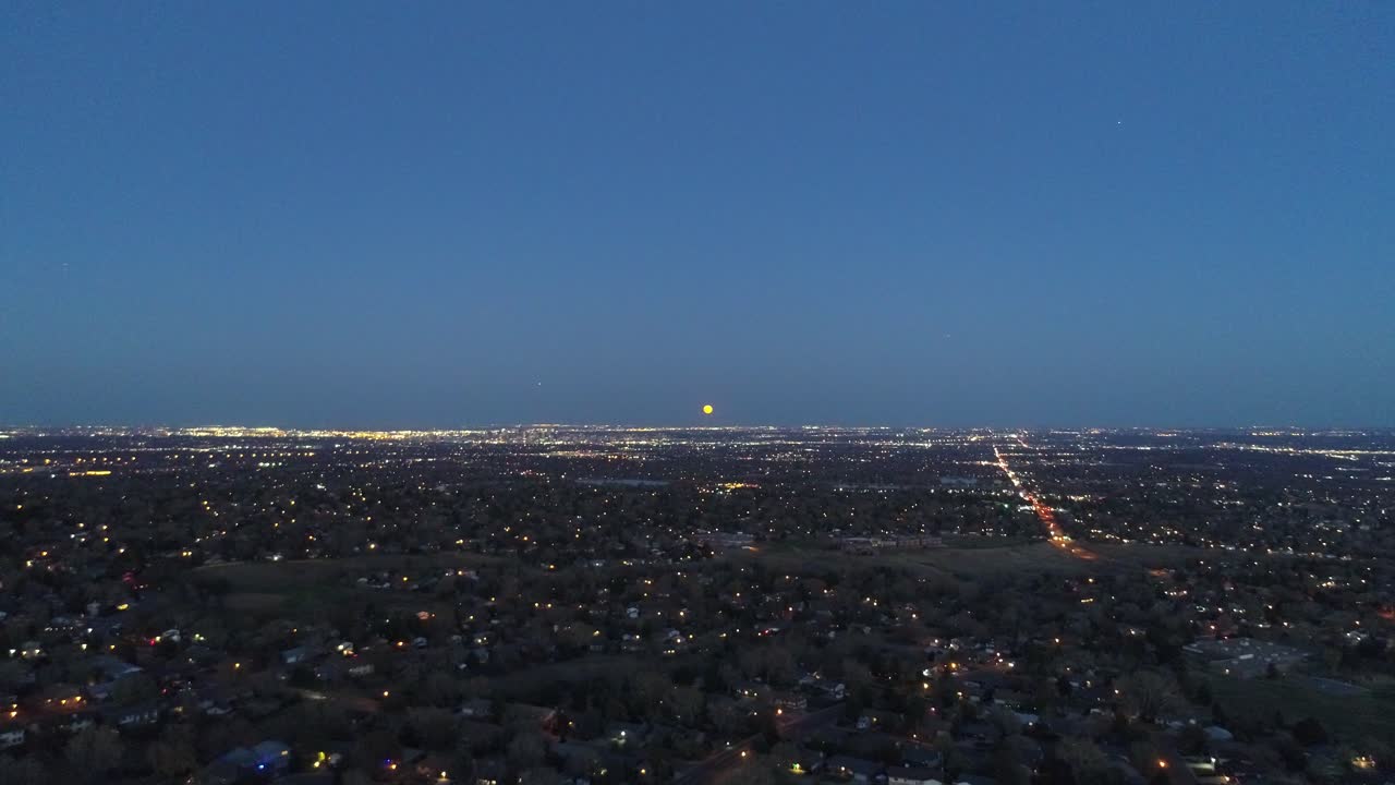 полет беспилотника в гражданских сумерках, запечатлевший восход луны на хэллоуин над денвером