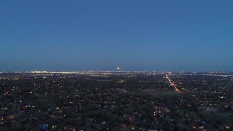 Ein-Drohnenflug-In-Der-Bürgerlichen-Dämmerung,-Der-Einen-Halloween-Mond-Einfängt,-Der-über-Denver-Co-Aufgeht