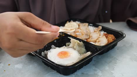 상자식 식사를 하는 사람